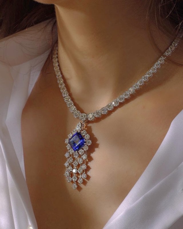 ✨ A masterpiece of elegance ✨ Draped in brilliance with a touch of royal blue. 💎💙 #LuxuryDefined #TimelessElegance #StatementStyle #istana