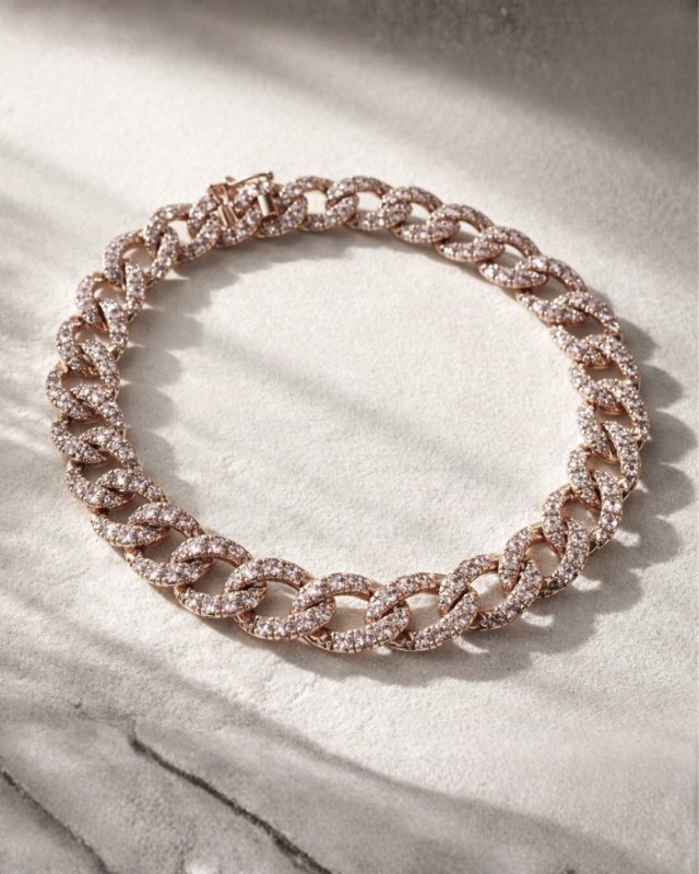 Radiant sophistication, with diamonds embraced by rose gold, a statement of timeless luxury.
 #istanajewellersdubai #istanajewellers #FineJewellery #DubaiLuxury #IstanaUAE #Diamonds #DIAMONDS #diamonds #dubai #finejewellery